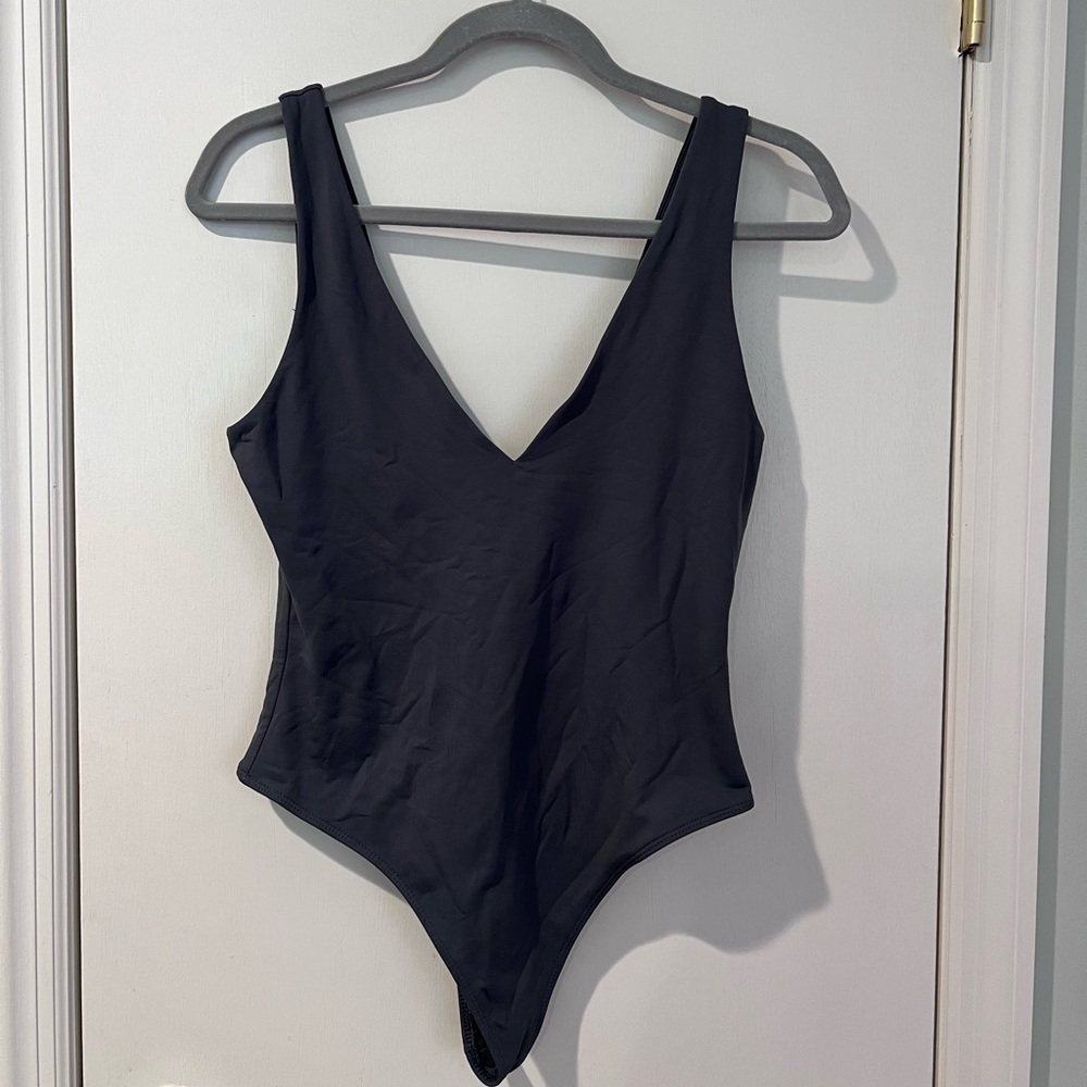 EUC Aritzia Babaton Contour V Neck Bodysuit Smoky Emerald Green Size L